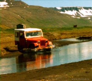 Willy's jeppinn góði. Hann þjónaði í Fljótavík, um árabil. Grunur leikur á að þetta sé mynd tekin af Guðna Ásmundssyni. og óskandi að geta fengið það staðfest.