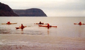 María Ingólfsdóttir tók þessa mynd í júní 1976 þegar erlendir ferðamenn komu á kayökum í Fljótavík